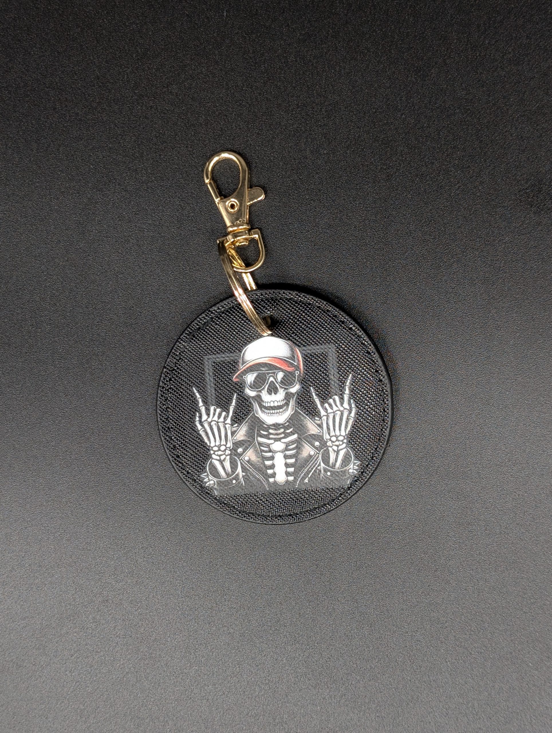Porte clés simili - Rond noir - Crâne casquette