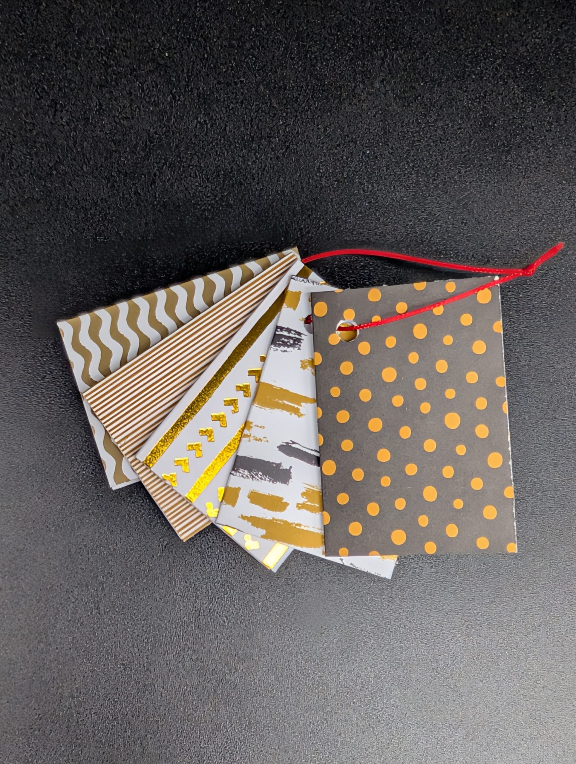 Lot de 5 étiquettes cadeau - Noir et or