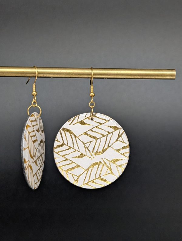 Boucles d'oreilles Sévia - Feuille d'or (avec défaut) – Image 2