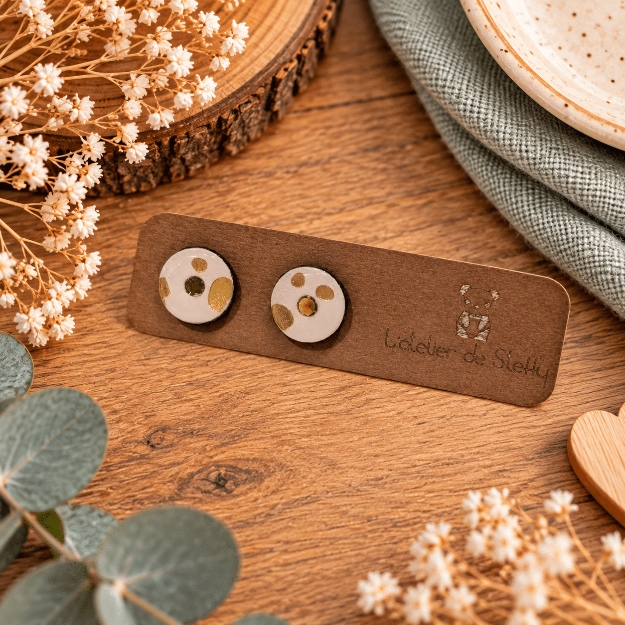 Boucles d'oreilles Néa Pois dorés en papier résiné